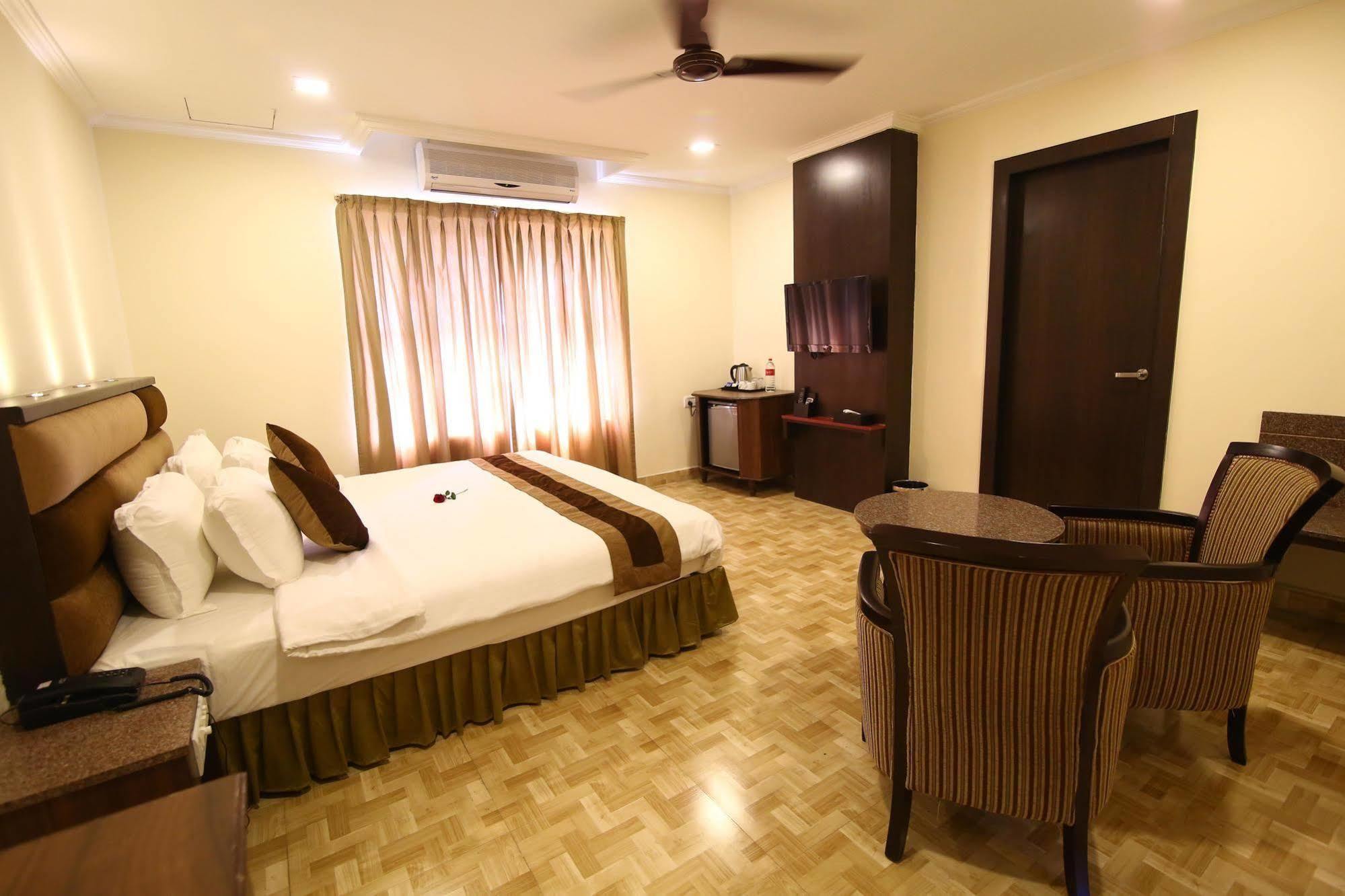 Hotel Southern Residency Kelambākkam Esterno foto
