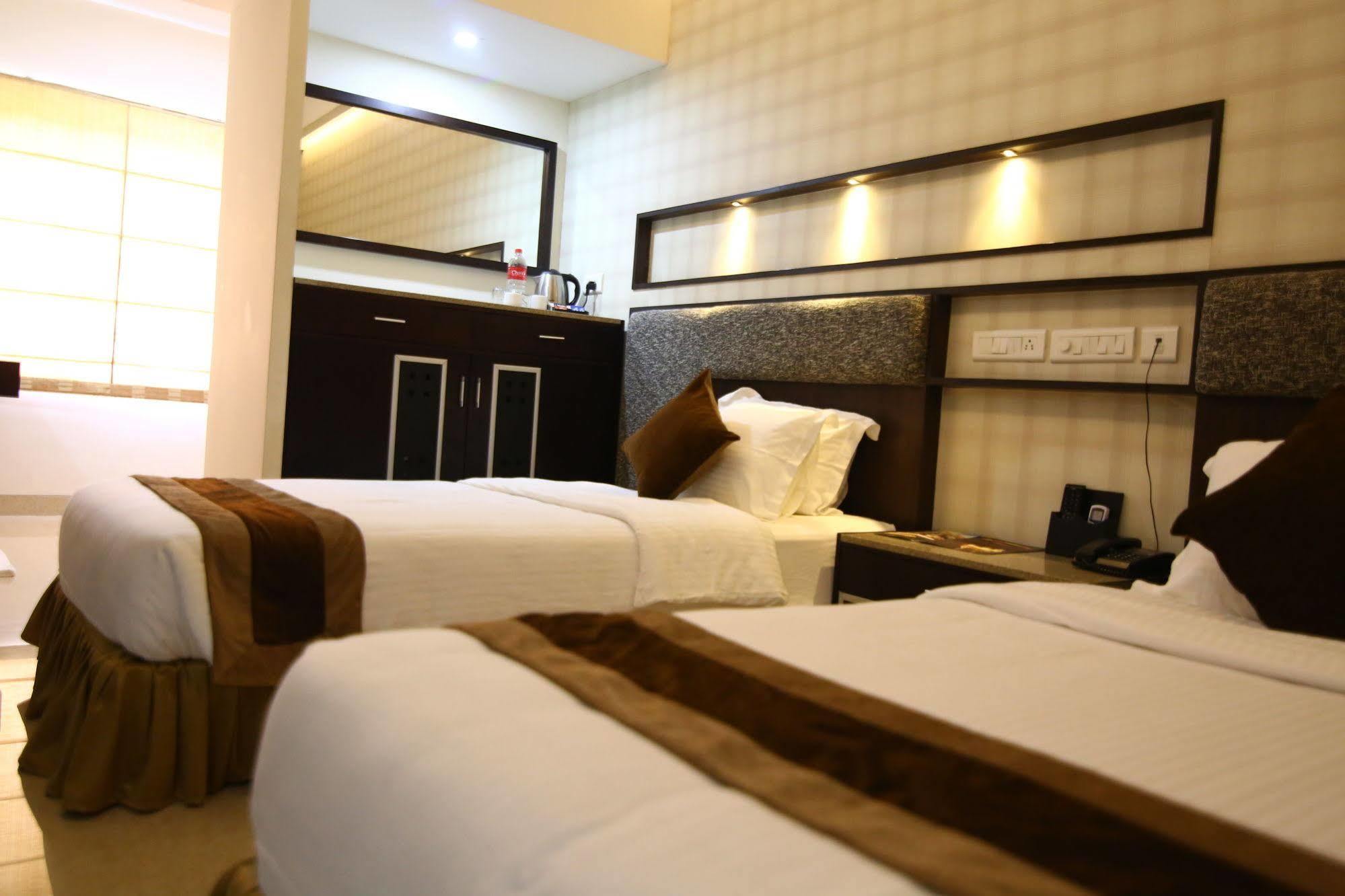 Hotel Southern Residency Kelambākkam Esterno foto